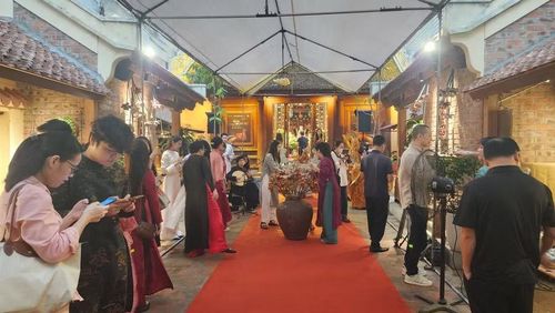 Không gian trưng bày thu hút đông đảo công chúng.