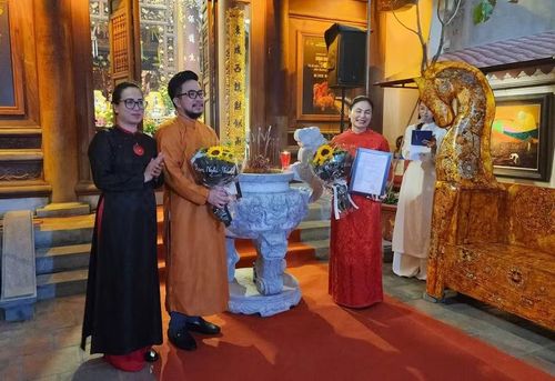 Ban Quản lý Hồ Hoàn Kiếm và Phố cổ Hà Nội tặng hoa tri ân các đơn vị, nghệ nhân.