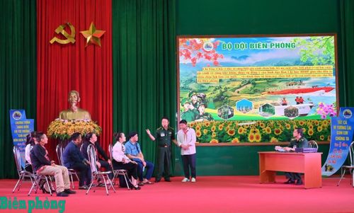 Phần thi tuyên truyền tập thể của đội thi Bộ đội Biên phòng tỉnh Thanh Hóa. Ảnh: Hải Chuyền