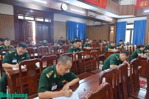 Các thí sinh tham gia phần thi viết, đọc tiếng Thái. Ảnh: Hải Chuyền