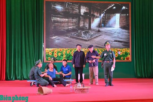 Phần thi tuyên truyền tập thể của đội thi Bộ đội Biên phòng tỉnh Sơn La. Ảnh: Hải Chuyền