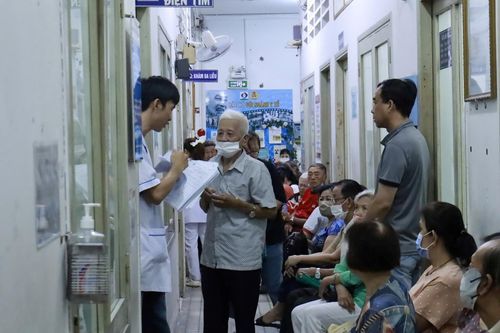 Người dân khám sức khỏe tại Trung tâm Y tế phường Chợ Lớn.