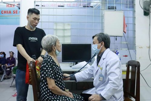 Bác sĩ khám sức khỏe miễn phí cho người cao tuổi.