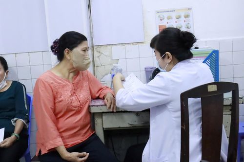 Khám sàng lọc miễn phí cho người dân.