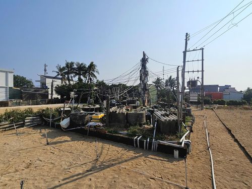 Những giếng nước khoan phục vụ sinh hoạt và sản xuất của người dân trên đảo.