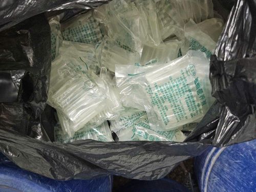 Các gói bột, tuýp chứa hóa chất cấm 6- benzylaminopurine.