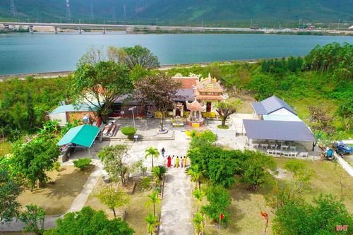 Di tích đền thờ Công chúa Liễu Hạnh nằm dưới chân đèo Ngang thuộc phường Hoành Sơn.