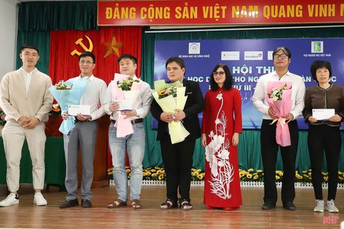 Anh Nguyễn Đình Tiến (thứ 2 bên trái) nhận giải Ba tại Hội thi tin học dành cho người mù toàn quốc năm 2025 (Ảnh NVCC).