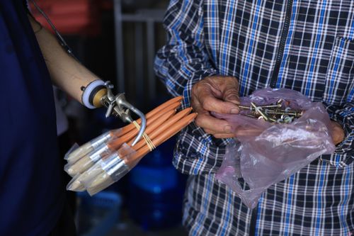 Cửa hàng của anh Ngọc giờ đây là địa chỉ tin cậy của bà con lối xóm và các thợ xây quanh vùng.