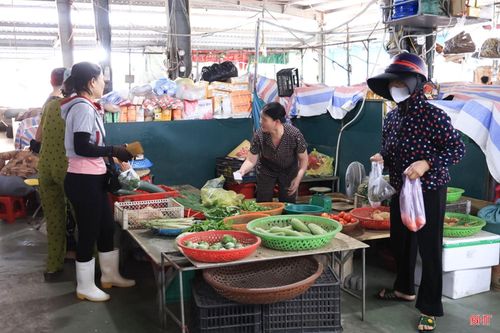 Quầy bán rau của bà Thanh ngày một đông khách.