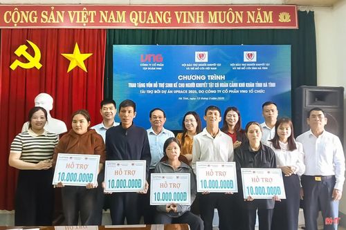 Hội Bảo trợ người khuyết tật và trẻ mồ côi tỉnh Hà Tĩnh phối hợp với các đơn vị tổ chức trao mô hình sinh kế cho người khuyết tật.