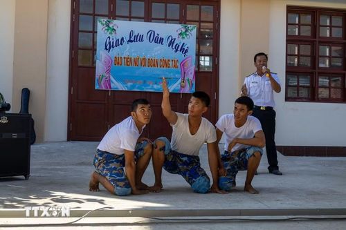 Tiết mục giao lưu văn nghệ thắt chặt thêm tình cảm quân dân giữa đất liền và đảo xa. (Ảnh: Xuân Quý/TTXVN)