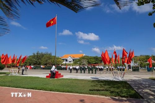 Lễ chào cờ tại Đảo Trường Sa. (Ảnh: Xuân Quý/TTXVN)