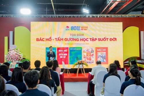 Nhà xuất bản Kim Đồng tổ chức tọa đàm "Bác Hồ - Tấm gương học tập suốt đời" giới thiệu một số ấn phẩm về Bác trong khuôn khổ Triển lãm Thành tựu Đất nước. (Ảnh: PV/Vietnam+)