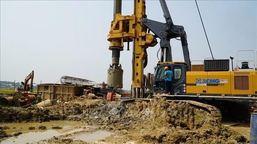 Các đơn vị tập trung máy móc, nhân lực để đẩy nhanh tiến độ thi công.