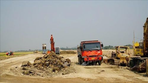 Các đơn vị nhà thầu tập trung máy móc, nhân lực để đẩy nhanh tiến độ thi công đường bộ cao tốc Quy Nhơn - Pleiku.