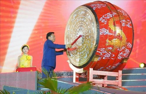 Ông Nguyễn Huy Ngọc, Phó Chủ tịch UBND tỉnh Phú Thọ thực hiện nghi thức đánh trống khai mạc.