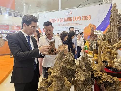 Phó Chủ tịch UBND TP Đà Nẵng Trần Chí Cường trao đổi với doanh nghiệp sản xuất, chế tác hàng thủ công mỹ nghệ xuất khẩu tham dự triển lãm.
