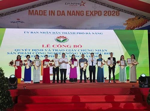 Trao chứng nhận cho sản phẩm, bộ sản phẩm công nghiệp nông thôn tiêu biểu cấp TP Đà Nẵng năm 2025.