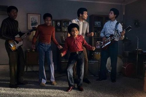 Phiên bản Michael Jackson thời niên thiếu được thể hiện bởi Juliano Krue Valdi.