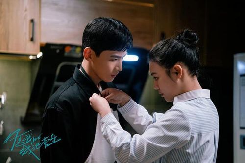 Kết hợp giữa tình yêu và yếu tố nghề nghiệp, phim kể về nữ bác sĩ Mễ Kha và cảnh sát đặc nhiệm Hình Khắc Lũy. Tình cảm của họ được xây dựng trong bối cảnh cứu hộ, thiên tai và những nhiệm vụ nguy hiểm, tạo nên màu sắc thực tế và giàu tính nhân văn.