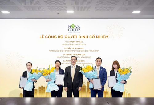 Ông Bùi Cao Nhật Quân, tân Chủ tịch Hội đồng quản trị NovaGroup trao quyết định bổ nhiệm cho các vị trí thuộc HĐQT và ban tổng giám đốc NovaGroup.