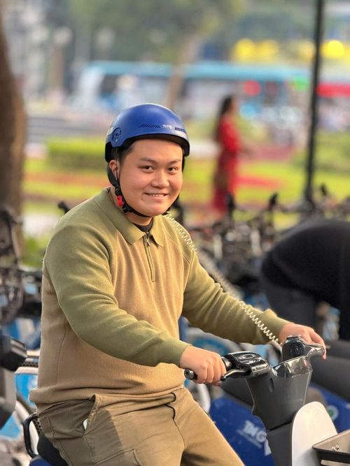 Người dân lựa chọn xe điện công cộng làm phương tiện lưu thông hàng ngày. Ảnh: VTC News