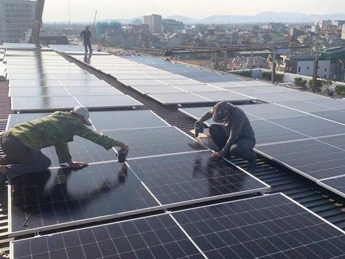Ông Lê Khắc Bình, Giám đốc Công ty CP Green Tech miền Trung cho biết, thời gian qua, công ty liên tục lắp đặt điện mặt trời cho các hộ dân, doanh nghiệp và cửa hàng, trường học trên địa bàn tỉnh Nghệ An. Điều rất phấn khởi là nhận thức và sự tin dùng điện mặt trời của người dân ngày càng nâng lên