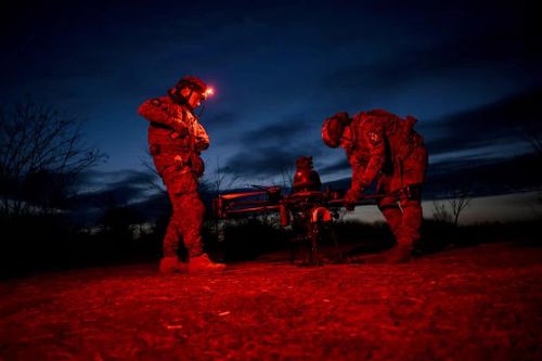 Binh sĩ Ukraine chuẩn bị UAV Baba Yaga trước chuyến bay đêm tại Zaporizhzhia, ngày 23/3/2026. Ảnh: Defensenews.