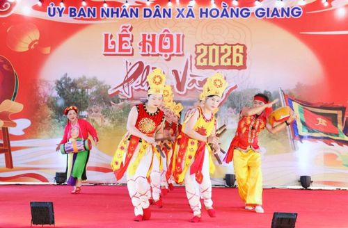 Trò diễn Tú huần được biểu diễn tại buổi khai mạc lễ hội.