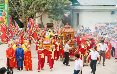 Các thôn trong xã thực hiện nghi thức rước cỗ, dâng lễ tại Phủ Vàng.
