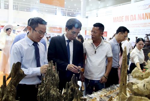 Các đại biểu tham quan các gian hàng trưng bày tại triển lãm. Ảnh: TRỌNG HUY