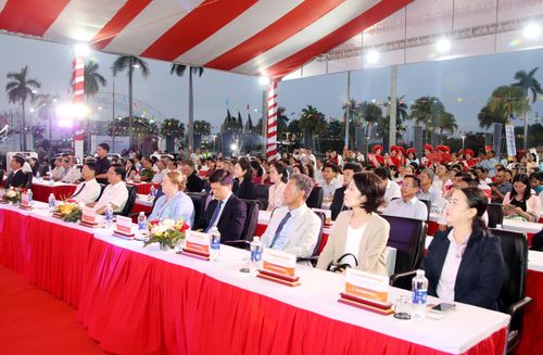 Các đại biểu khách mời quốc tế tham dự lễ khai mạc triển lãm. Ảnh: TRỌNG HUY