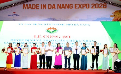 Trao chứng nhận cho các sản phẩm, bộ sản phẩm công nghiệp nông thôn tiêu biểu cấp thành phố năm 2025. Ảnh: TRỌNG HUY