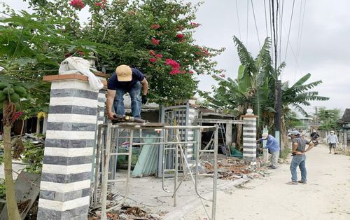 Người dân xã Xuân Phú tháo dỡ tường rào, vật kiến trúc hiến đất mở đường giao thông nông thôn trên địa bàn. Ảnh: K.H