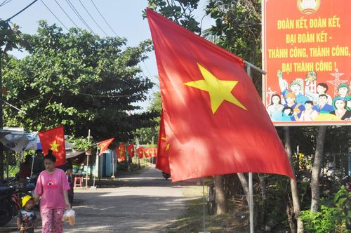 Trang hoàng nhân ngày hội "Đại đoàn kết toàn dân tộc" ở khu dân cư trên địa bàn thành phố. Ảnh: N.ĐOAN