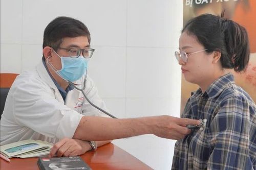Bác sĩ Nguyễn Hứa Quang khám và tư vấn cho bệnh nhân tại Bệnh viện Đà Nẵng. Ảnh: DUY AN