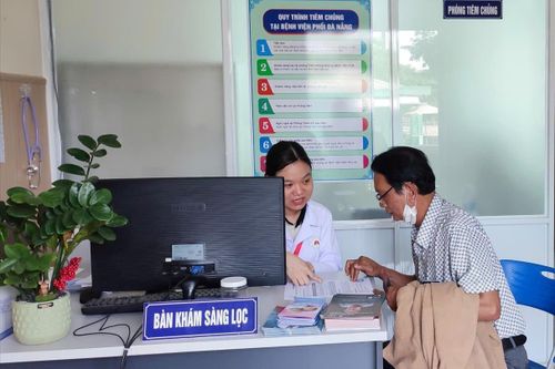 Người dân cần chủ động theo dõi sức khỏe để phát hiện sớm các dấu hiệu bệnh hô hấp. Ảnh: DUY AN