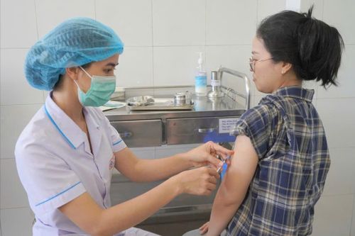 Người dân tiêm vắc xin phòng cúm để phòng ngừa bệnh hô hấp trong mùa nắng nóng. Ảnh: DUY AN