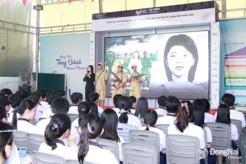 Đoàn viên, học sinh tham gia trò chơi Nhân vật bước ra từ lịch sử. Ảnh: Nga Sơn