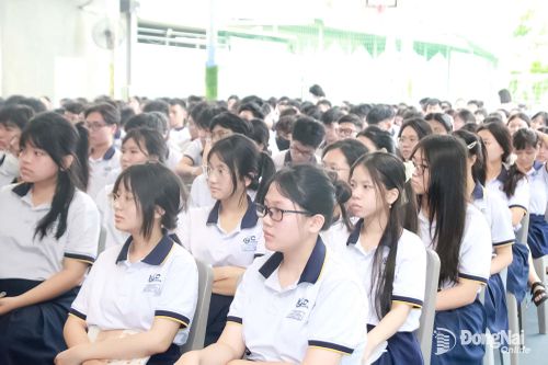 Đoàn viên, học sinh chăm chú lắng nghe nhân chứng lịch sử chia sẻ về những khó khăn, gian khổ, hy sinh trong kháng chiến. Ảnh: Nga Sơn