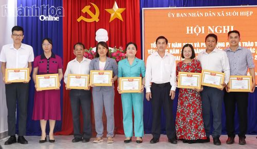 Trao giấy khen cho các cá nhân có thành tích tiêu biểu năm 2025.