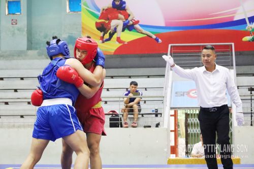 Trên sàn đấu tán thủ (sanda), trọng tài giữ vai trò điều hành trực tiếp, bảo đảm trận đấu diễn ra đúng luật, an toàn và công bằng. Mọi diễn biến trên sàn đều được trọng tài quan sát chặt chẽ để kịp thời đưa ra tín hiệu điều khiển, xử lý tình huống va chạm, qua đó giữ nhịp thi đấu liên tục, minh bạch và đúng luật.