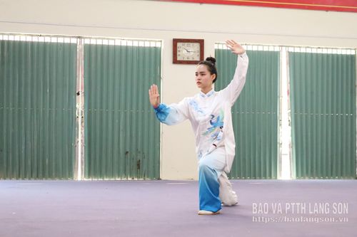 Ở một số nội dung như Thái cực quyền, Thái cực kiếm... bài thi của các VĐV được thể hiện trên nền nhạc, giai điệu hòa quyện từng động tác uyển chuyển, dứt khoát tạo nên những màn trình diễn đẹp mắt, cuốn hút. Mỗi bài quyền không chỉ thể hiện kỹ thuật, sự chính xác mà còn đòi hỏi sự biểu cảm, thần thái, góp phần làm nổi bật vẻ đẹp hài hòa giữa sức mạnh và nghệ thuật của môn wushu. Trong ảnh là vận động viên Bành Thị Mỹ Lệ, vận động viên mang về tấm huy chương vàng đầu tiên cho đoàn Lạng Sơn tại giải.