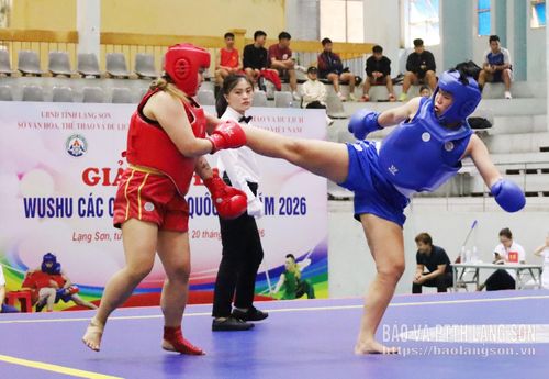 Ở nội dung tán thủ (sanda), các đòn đánh được thực hiện linh hoạt, kết hợp giữa tay, chân đòi hỏi VĐV vừa có sức mạnh, tốc độ, vừa có khả năng phán đoán và xử lý tình huống nhanh. Những pha ra đòn thường dứt khoát, có độ chính xác cao, hướng tới việc ghi điểm rõ ràng trước đối thủ. Hình ảnh VĐV tung cú đá cao, chân vươn lên ngang vai đối phương thể hiện sự linh hoạt và khả năng kiểm soát cơ thể tốt. Đòn đá này không chỉ đòi hỏi sức bật và độ dẻo mà còn cần sự căn chỉnh thời điểm chính xác, qua đó tạo lợi thế về điểm số hoặc gây áp lực buộc đối thủ phải lùi bước, phòng thủ.