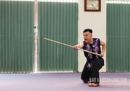VĐV Nông Văn Hữu của đoàn Lạng Sơn thi đấu nội dung nam côn nam với những động tác mạnh mẽ, dứt khoát, thể hiện rõ kỹ thuật và tốc độ trong từng pha xử lý. Bài thi đòi hỏi sự phối hợp nhịp nhàng giữa thân pháp, bộ pháp và kỹ năng sử dụng côn, qua đó làm nổi bật sự linh hoạt, sức bật và khả năng kiểm soát vũ khí của VĐV trên thảm đấu. Với bài thi này, VĐV Nông Văn Hữu đoạt huy chương đồng tại giải.