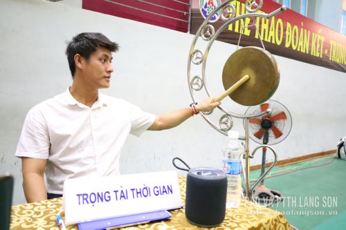 Theo quy định, mỗi trận thi đấu thường diễn ra trong 3 hiệp, mỗi hiệp kéo dài 2 phút, thời gian nghỉ giữa các hiệp khoảng 1 phút. Khi trọng tài gõ kẻng báo hết giờ là tín hiệu kết thúc hiệp đấu, buộc hai VĐV dừng ngay các pha tấn công. Vì vậy, việc bấm giờ chính xác và phát tín hiệu kịp thời của trọng tài thời gian có ý nghĩa quan trọng, giúp bảo đảm tính công bằng trong mỗi trận đấu.