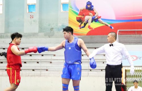 Hai VĐV chạm găng sau khi kết thúc trận đấu – một cử chỉ thể hiện tinh thần thượng võ, sự tôn trọng đối thủ và vẻ đẹp cao thượng của thể thao, nơi cạnh tranh dừng lại khi trận đấu khép lại, nhường chỗ cho sự fair-play đúng với tinh thần của thể thao.