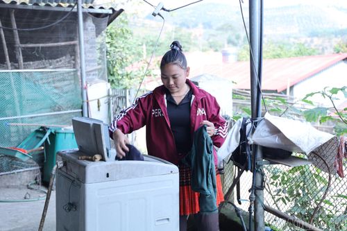 Có điện lưới quốc gia, người dân thôn Suối Xuân, xã Phình Hồ sắm sửa các thiết bị phục vụ đời sống và sản xuất.