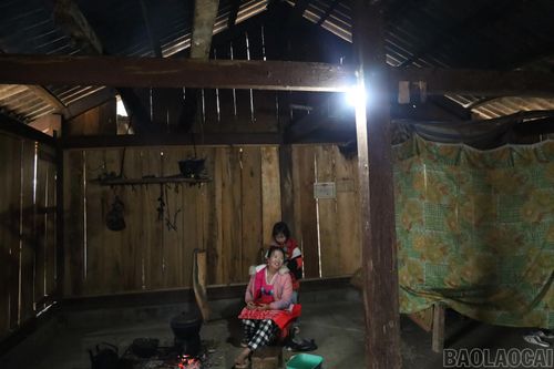 Tới đây, ánh sáng của điện lưới quốc gia sẽ thay thế ánh sáng yếu ớt từ máy phát điện nước ở thôn Tà Chơ, xã Phình Hồ.